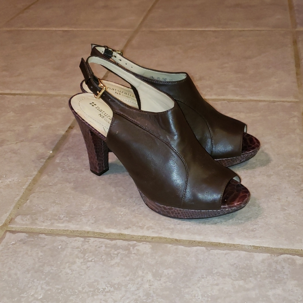 Naturalizer Dk Brown heels